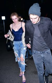 Bella Thorne feet photo thumbnail