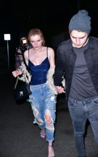 Bella Thorne feet photo thumbnail