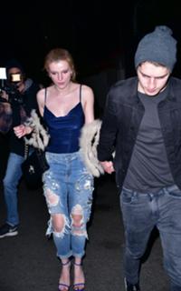 Bella Thorne feet photo thumbnail