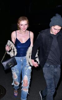 Bella Thorne feet photo thumbnail