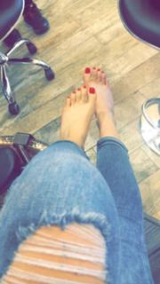 Bella Thorne feet photo thumbnail