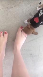 Bella Thorne feet photo thumbnail