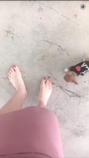 Bella Thorne feet photo thumbnail