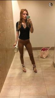 Bella Thorne feet photo thumbnail