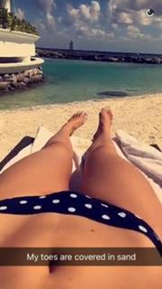 Bella Thorne feet photo thumbnail