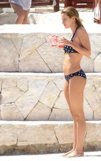 Bella Thorne feet photo thumbnail