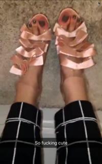 Bella Thorne feet photo thumbnail