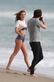Bella Thorne feet photo thumbnail