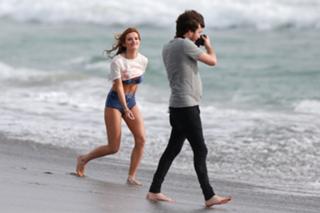 Bella Thorne feet photo thumbnail