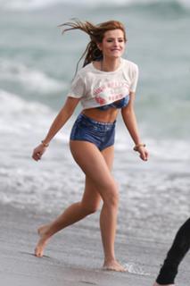 Bella Thorne feet photo thumbnail