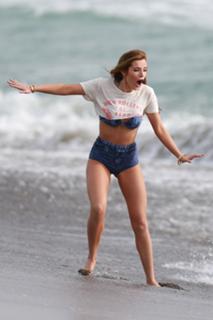 Bella Thorne feet photo thumbnail