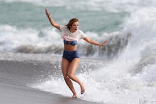 Bella Thorne feet photo thumbnail