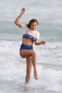 Bella Thorne feet photo thumbnail