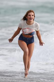 Bella Thorne feet photo thumbnail