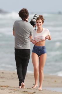 Bella Thorne feet photo thumbnail