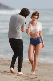 Bella Thorne feet photo thumbnail