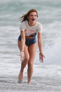 Bella Thorne feet photo thumbnail