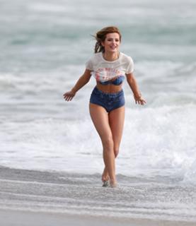 Bella Thorne feet photo thumbnail