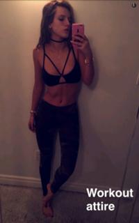 Bella Thorne feet photo thumbnail
