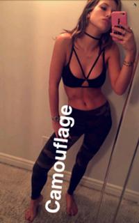 Bella Thorne feet photo thumbnail