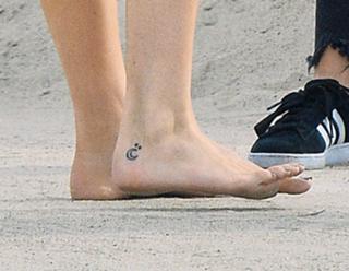 Bella Thorne feet photo thumbnail