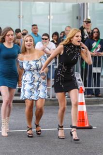 Bella Thorne feet photo thumbnail