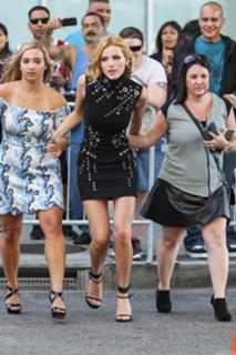 Bella Thorne feet photo thumbnail