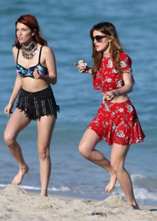 Bella Thorne feet photo thumbnail
