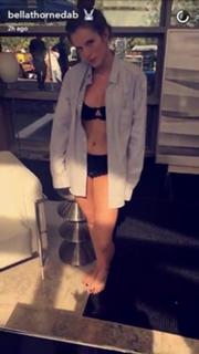 Bella Thorne feet photo thumbnail