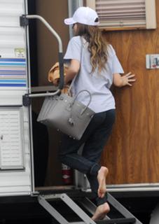 Bella Thorne feet photo thumbnail