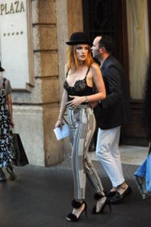 Bella Thorne feet photo thumbnail