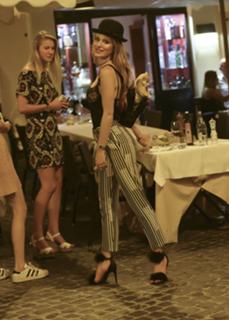 Bella Thorne feet photo thumbnail