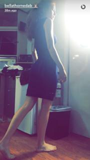 Bella Thorne feet photo thumbnail