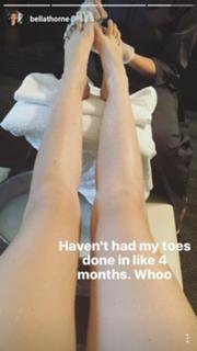 Bella Thorne feet photo thumbnail