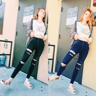 Bella Thorne feet photo thumbnail