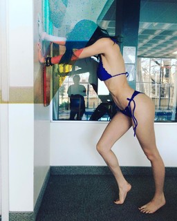 Bella Thorne feet photo thumbnail