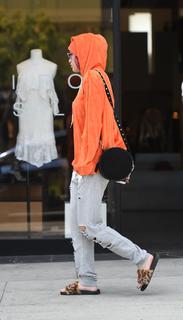 Bella Thorne feet photo thumbnail