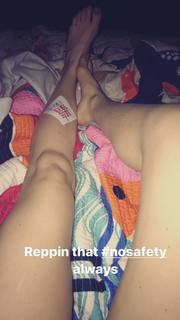 Bella Thorne feet photo thumbnail