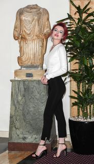 Bella Thorne feet photo thumbnail