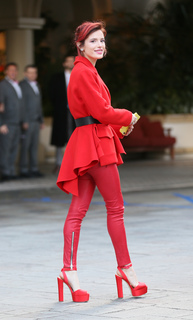 Bella Thorne feet photo thumbnail