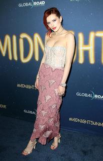 Bella Thorne feet photo thumbnail