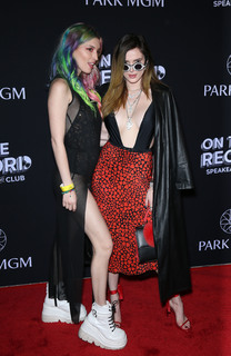 Bella Thorne feet photo thumbnail