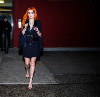 Bella Thorne feet photo thumbnail