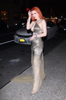 Bella Thorne feet photo thumbnail