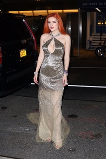 Bella Thorne feet photo thumbnail