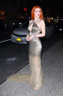 Bella Thorne feet photo thumbnail