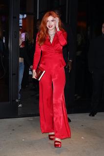 Bella Thorne feet photo thumbnail