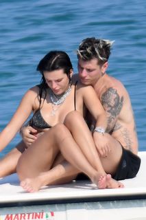 Bella Thorne feet photo thumbnail