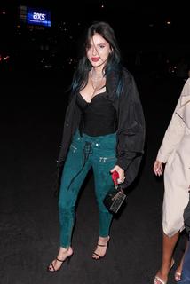 Bella Thorne feet photo thumbnail