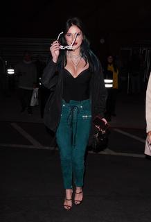 Bella Thorne feet photo thumbnail